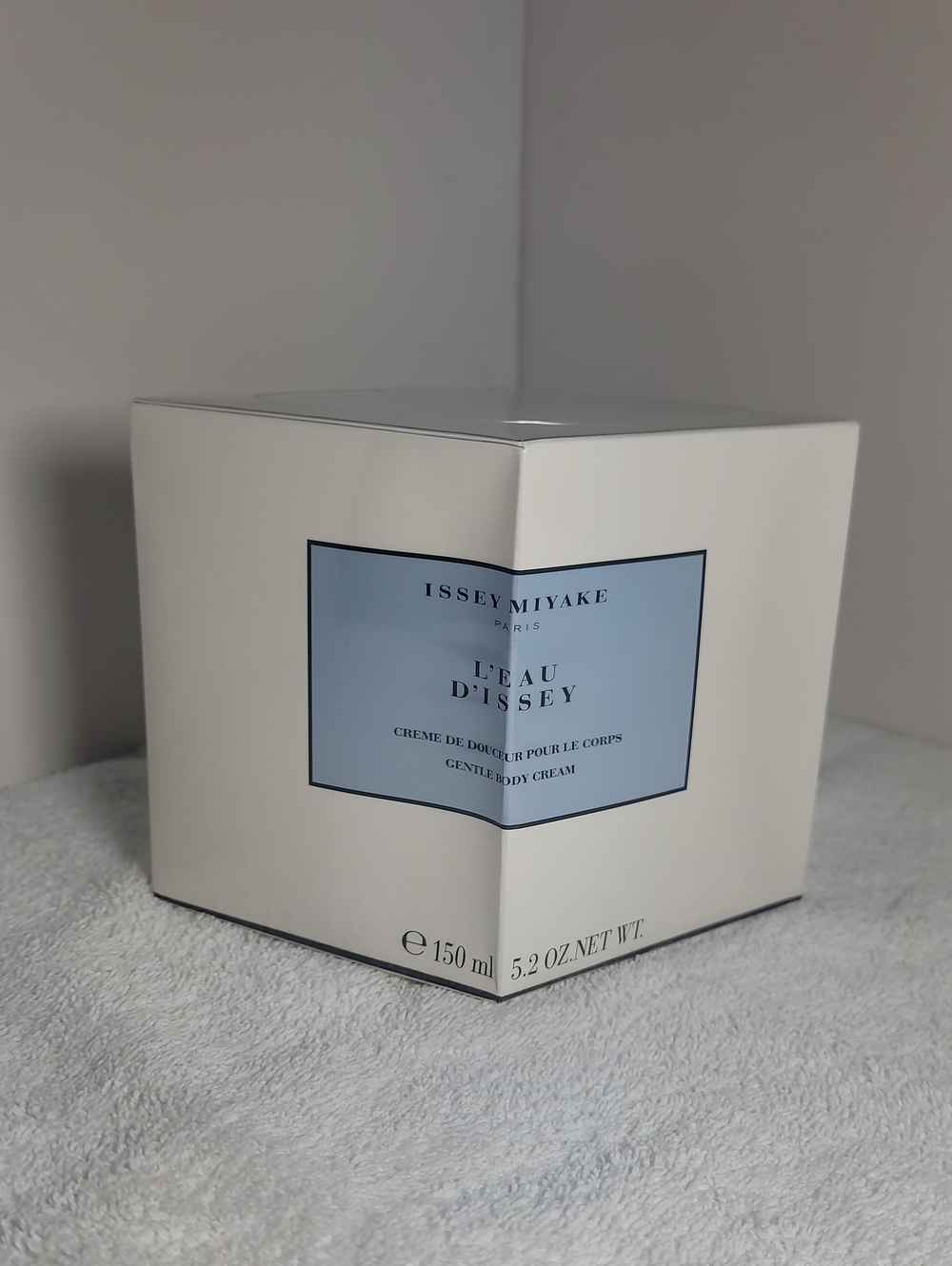Issey Miyake Gentle Body Cream - White/Light Blue